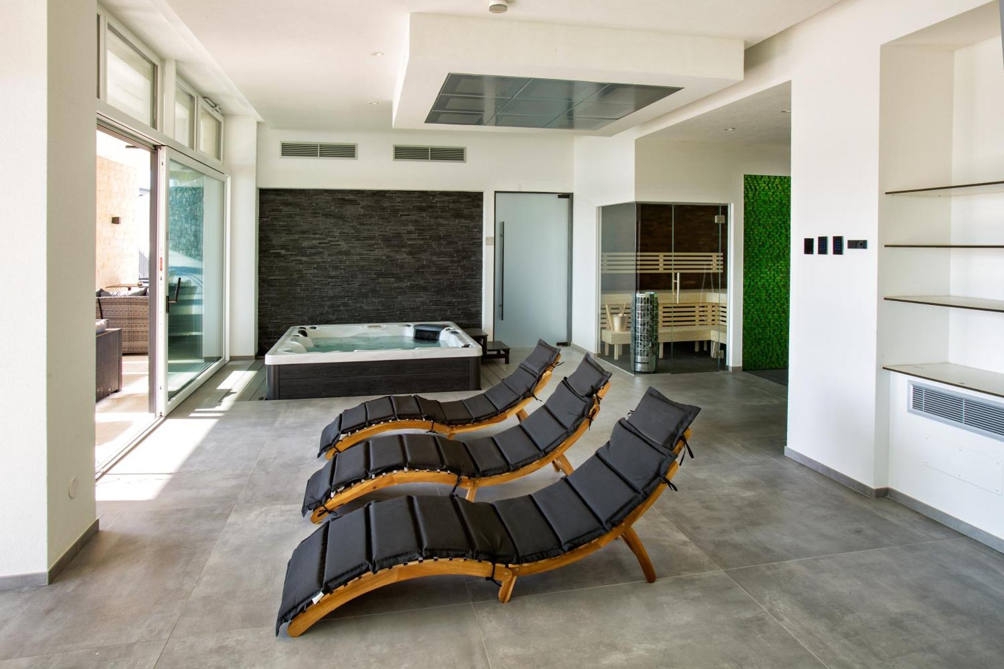 Rita Pool & Homestay Mascalucia