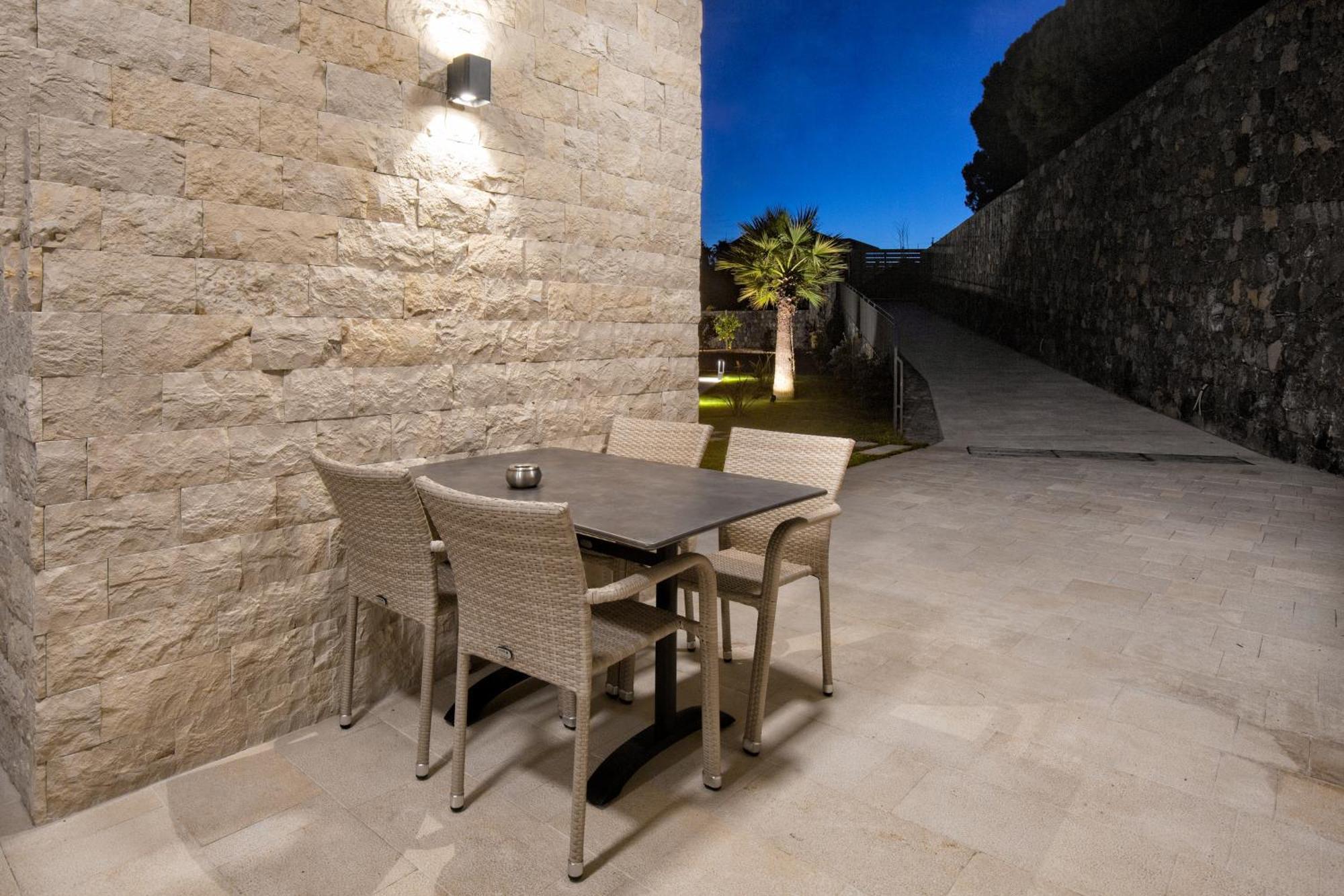 Homestay Rita Pool & Mascalucia