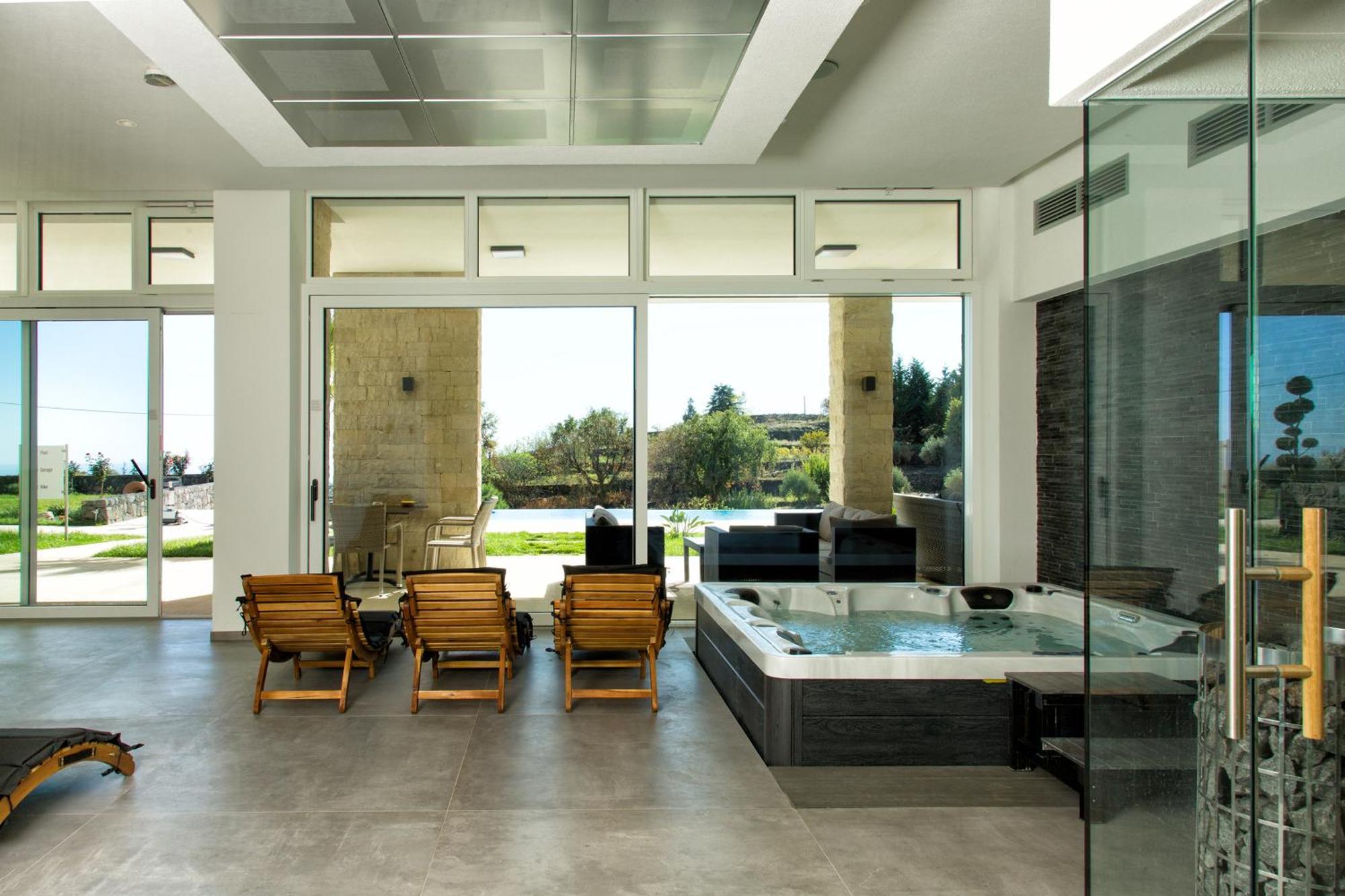 Rita Pool & Homestay Mascalucia